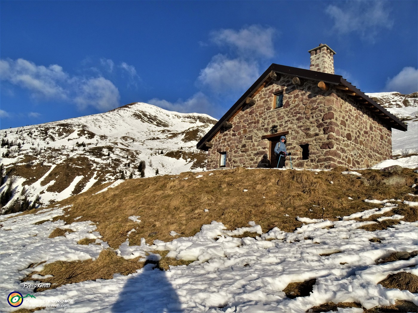 12 Saliamo in direttissima passando da una bella baita con vista in Avaro.JPG